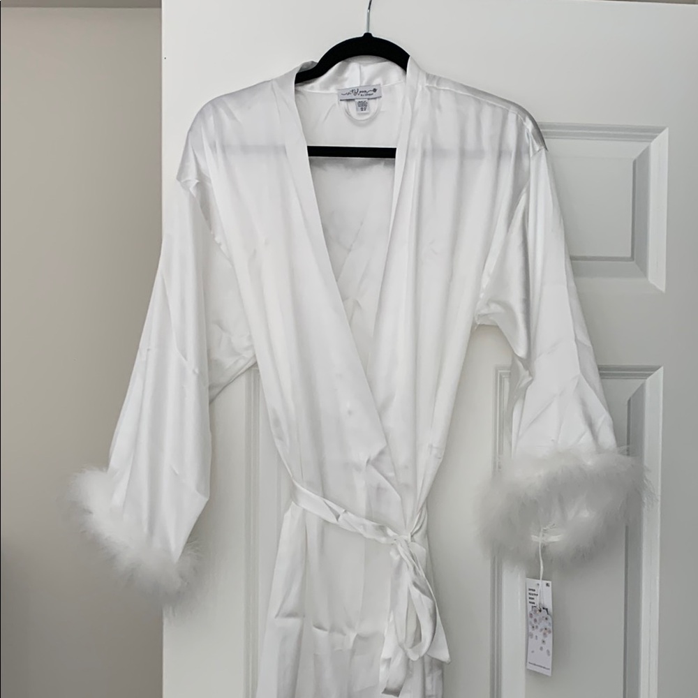 Bride embroidered white satin robe with feathers